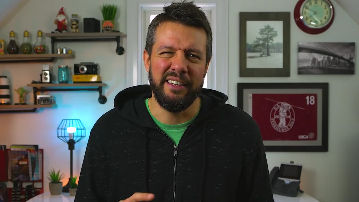 Reviewer explaining the BH-55 load capacity versus mirrorless kit